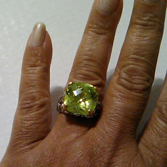 Jewelry - Crystal light green ring